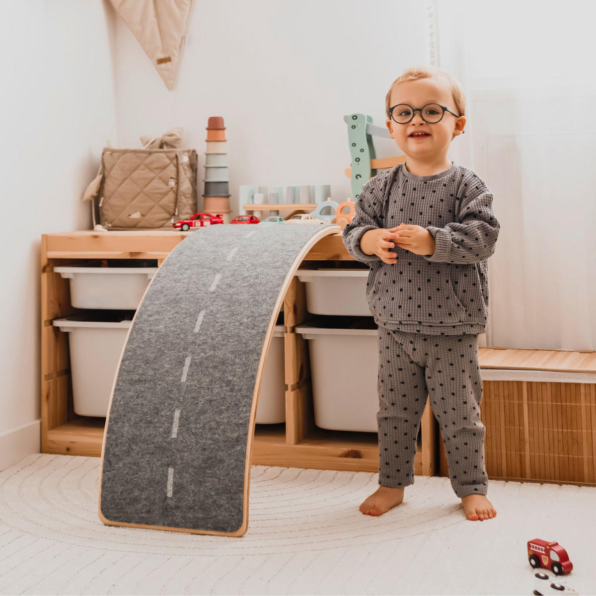 BALANCIERBRETT mit Filz für Kinder 80x30cm, Natur Balance Board, Autobahn Grau - Grau, Holz (30/18/80cm) - MeowBaby
