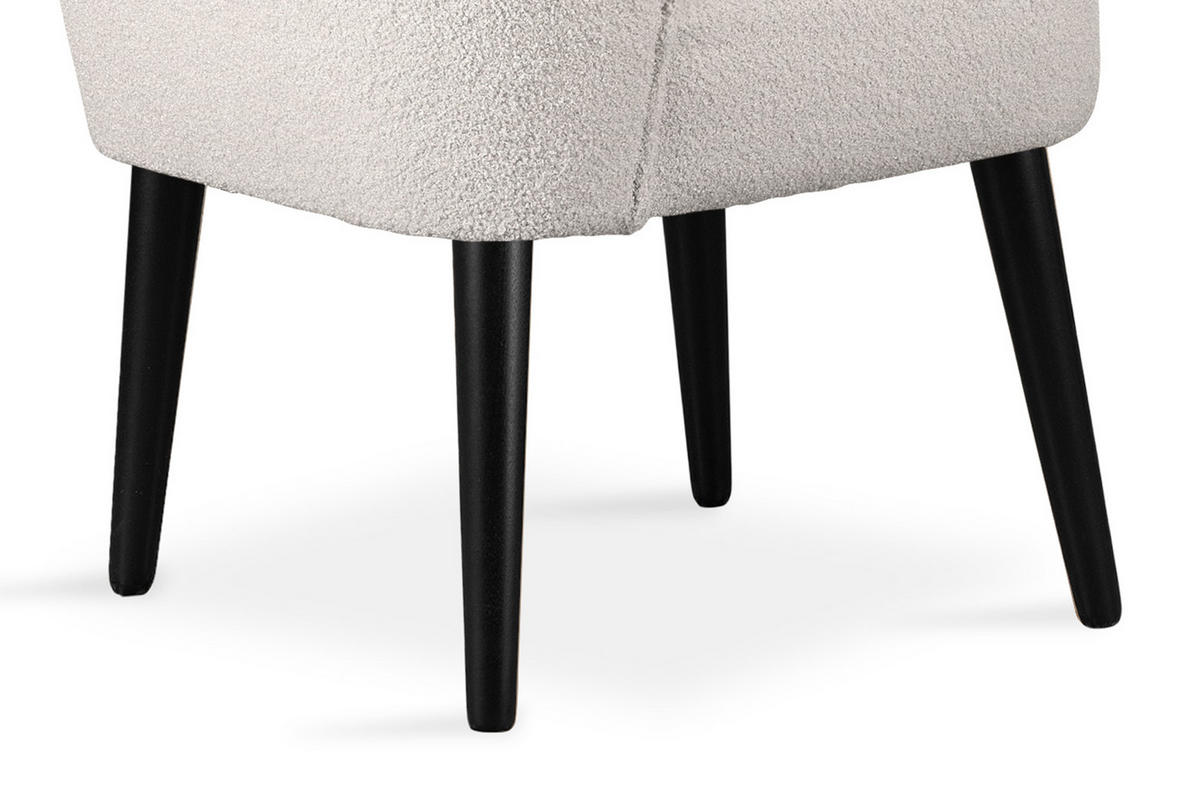 COCKTAILSESSEL APPA uf hohen schwarz lackierten Beinen aus Buchenholz, aus recyceltem Boucle-Stoff, Creme/Schwarz - Creme/Schwarz, Holz/Textil (63/89/65cm) - KONSIMO®