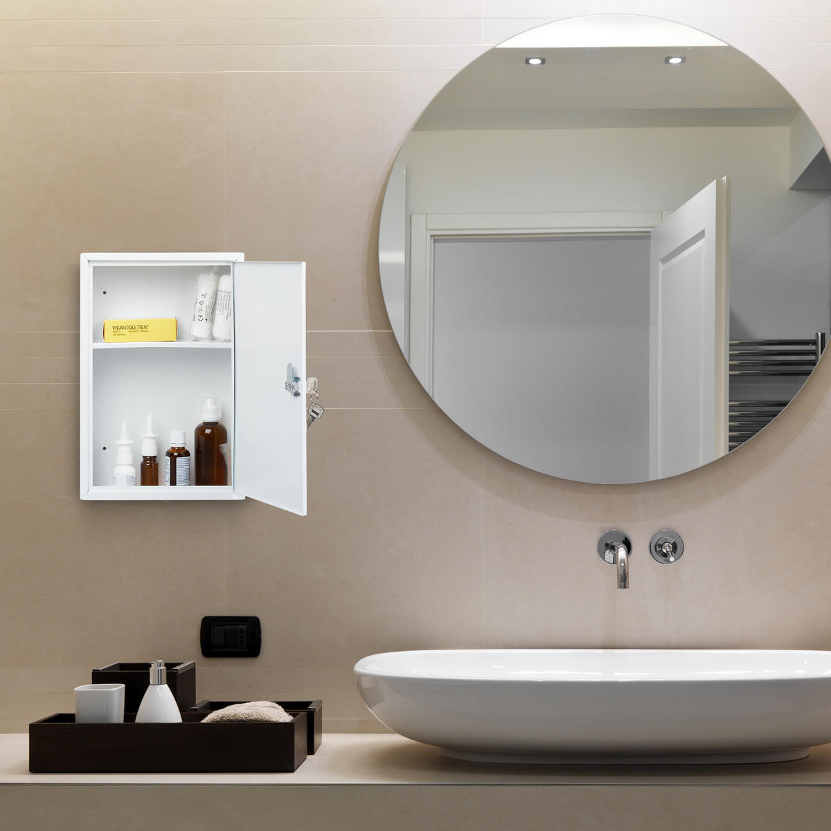 SKŘÍŇKA na léky - bílá, kov (21.5/32/8cm) - Relaxdays