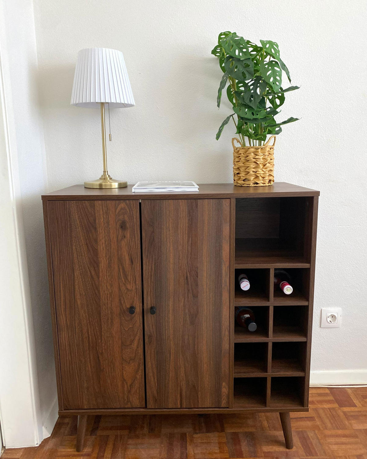 REGÁL NA VÍNO Tmavě hnědý Tullamore - tmavě hnědá, přírodní materiály (84/91/39cm) - Beliani