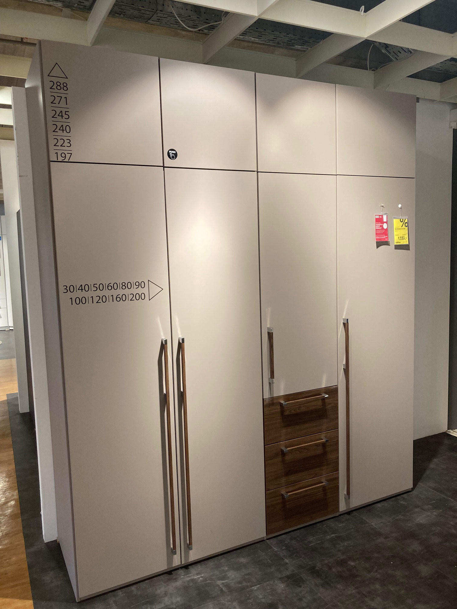 Kleiderschrank - Novel