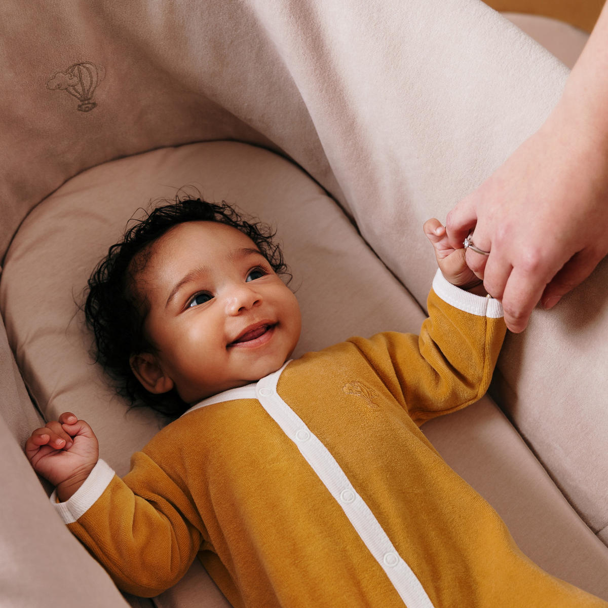 BABYTRAGEKORB mit weißem Gestell braun - Haselnussfarben, Naturmaterialien (29/78cm) - Premiers Moments