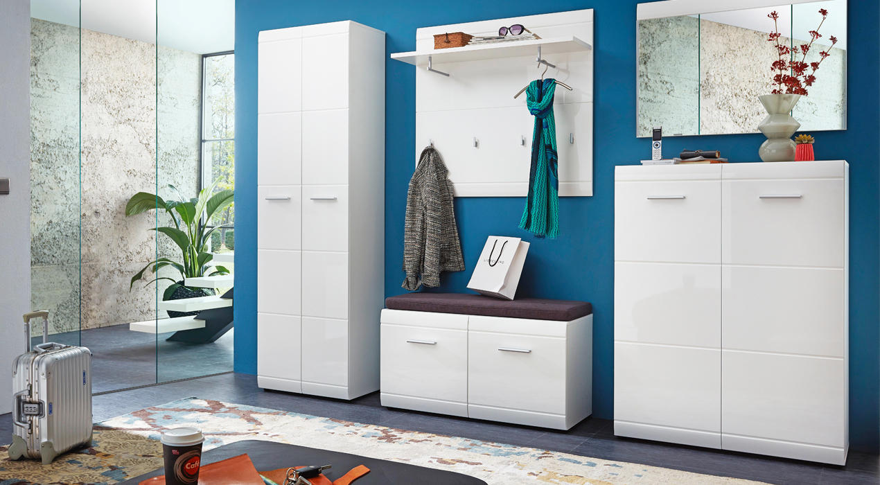 Flurmöbel der „Garderobenserie Adana“ in Weiß mit Schrank, Sitzbank, Garderobe, Kommode, Spiegel und blauer Wand