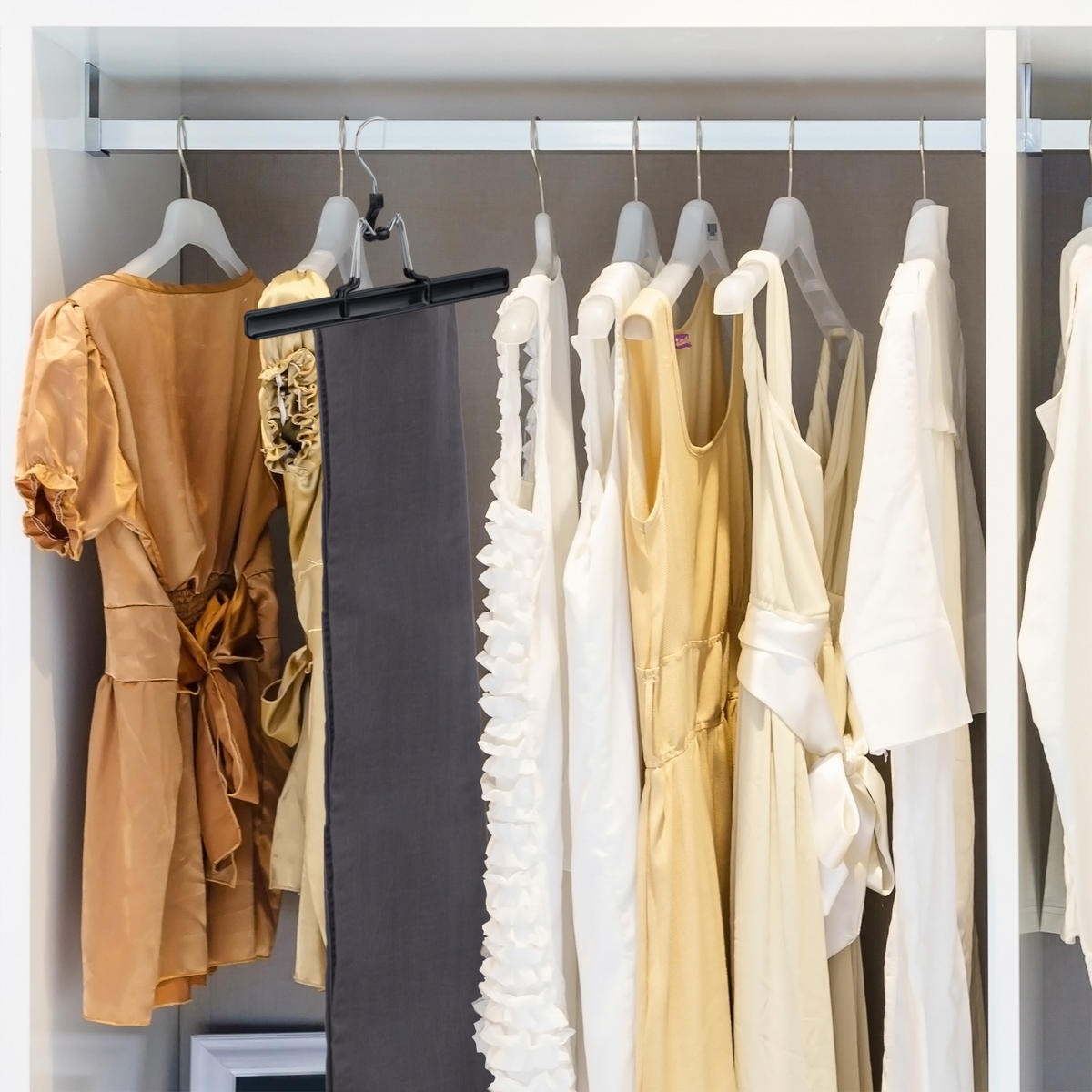 VĚŠÁK na kalhoty - černá, kov/plast (26/15.8/3cm) - Relaxdays