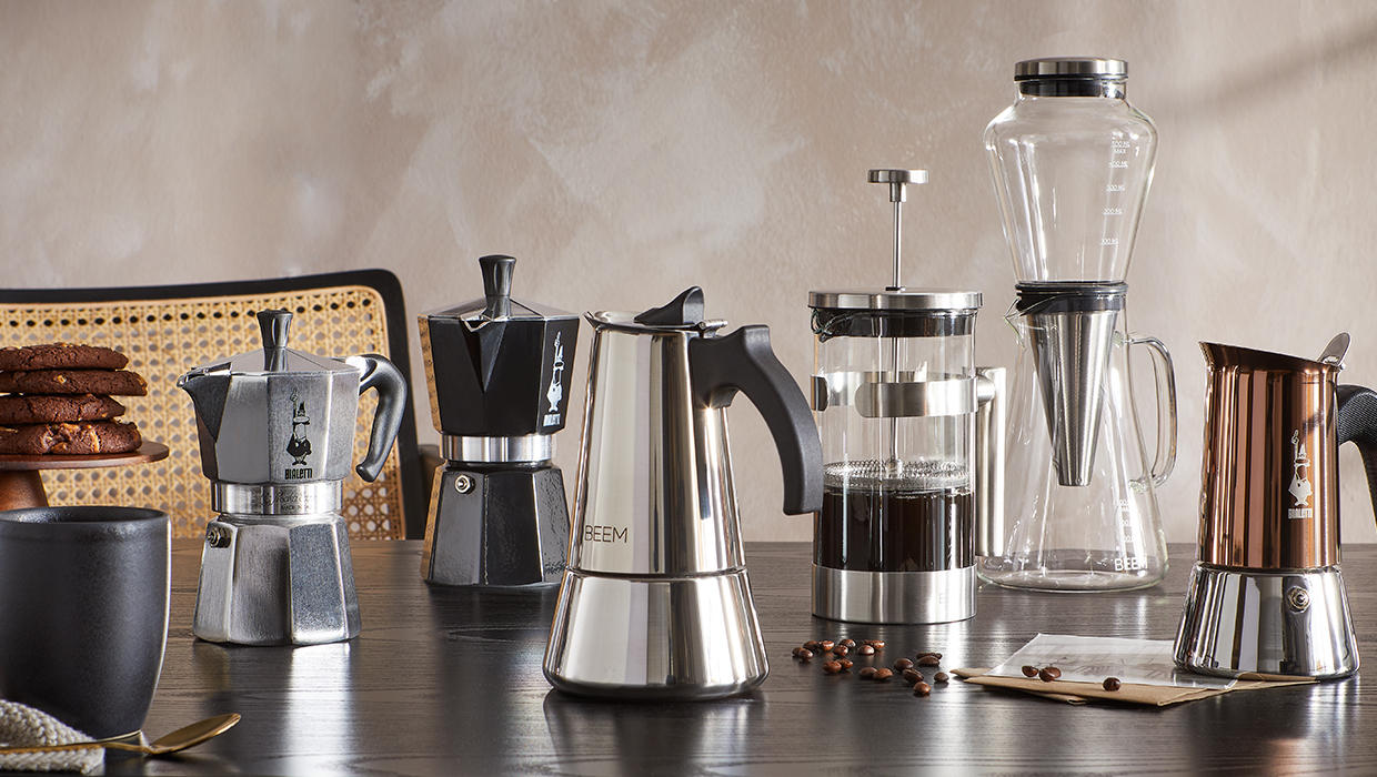 Moka konvičky a french press zátiší