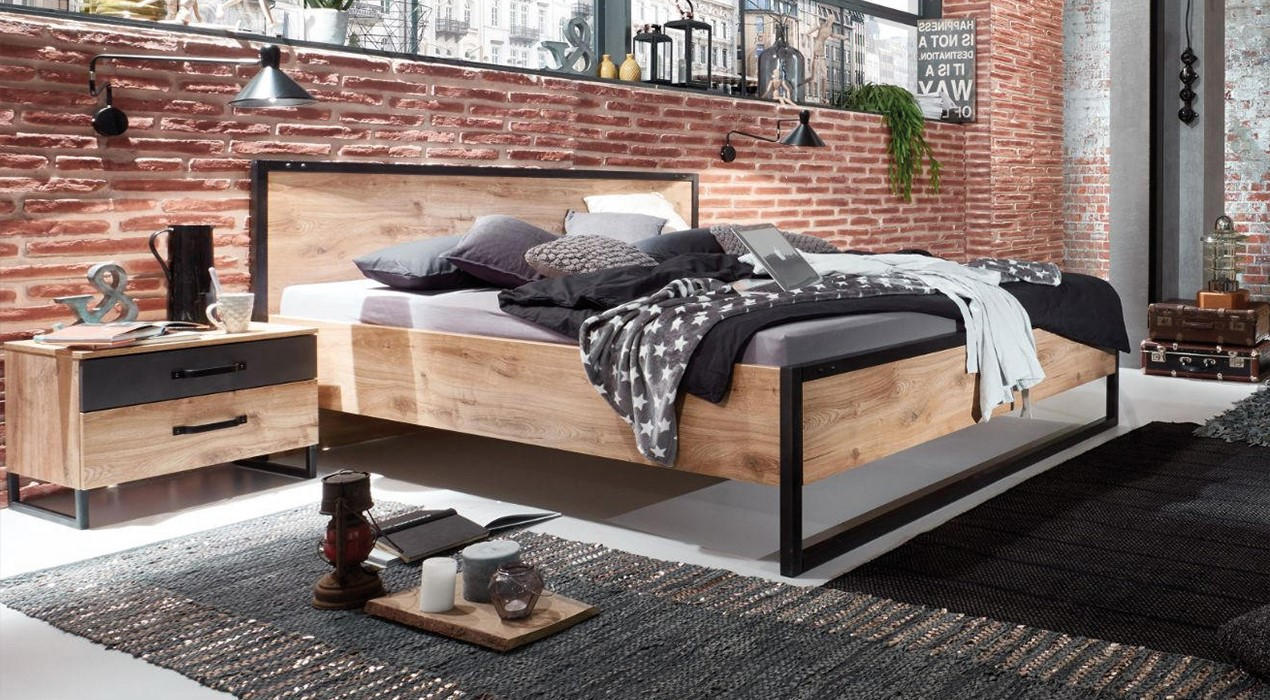 Futonbett aus Holz im Schlafzimmer