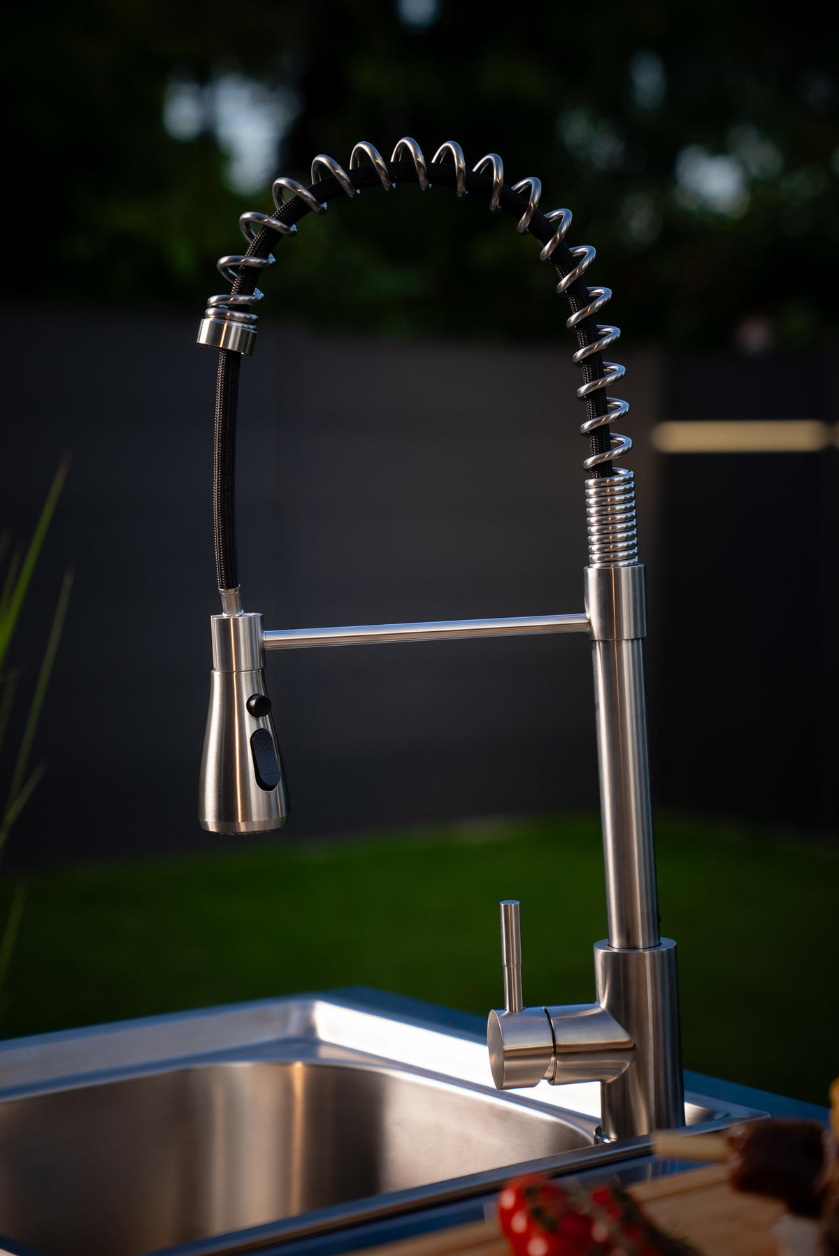 GORILLER® SILVERBACK S1 Outdoor-Küche, Gasgrill mit Kühlschrank-Waschbecken-Kombination, Edelstahl, Silber - Schwarz Hochglanz, Metall (217/90/58cm) - Goriller