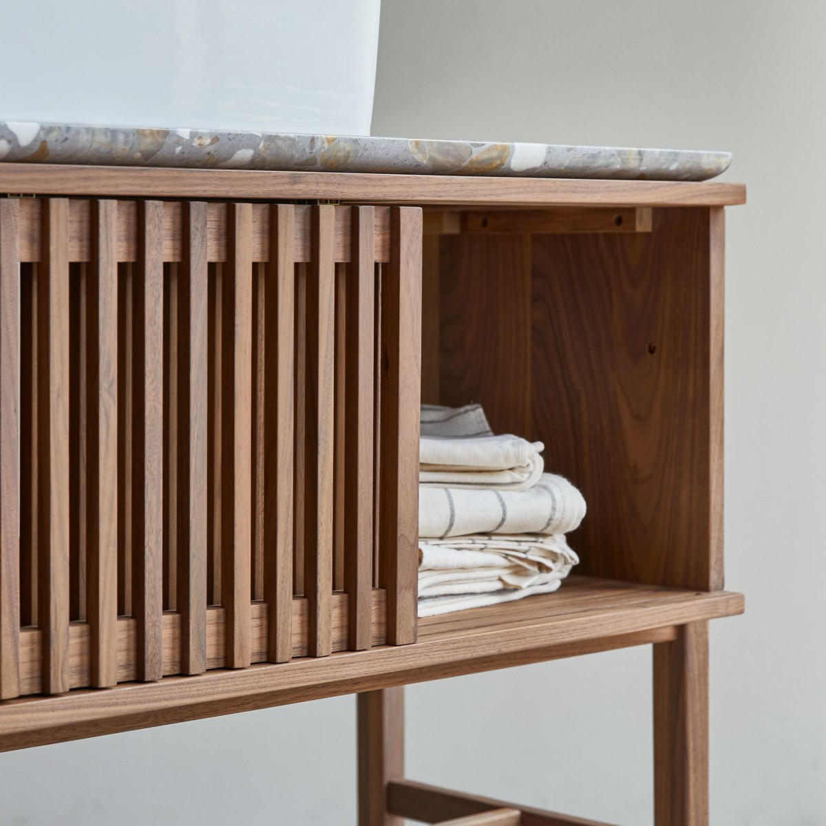 BADEZIMMERMÖBEL Isaure Grau aus Walnuss - Grau, Holz (126/80/55cm) - Tikamoon