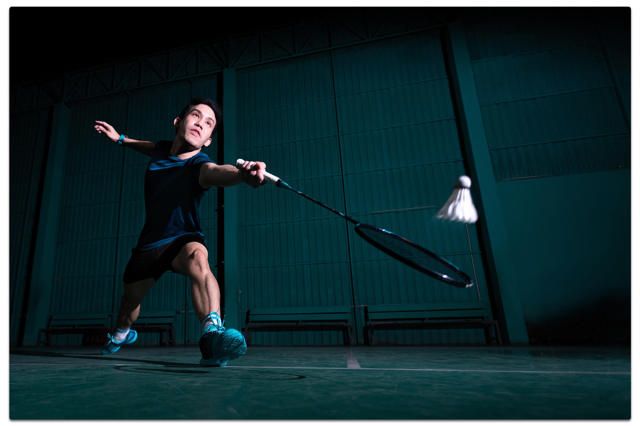 Ein Mann spielt Badminton