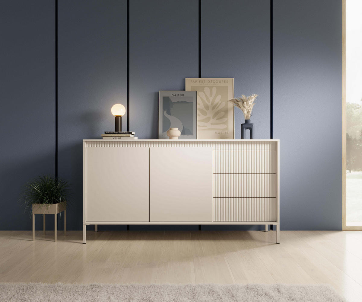 ​KOMMODE SENSO 2D3S Sideboard mit Geriffelten MDF-Fronten, Push-to-Open, Metallfüßen, 153,5x81,4x39,5 cm - Beige - Beige/Creme, Holz/Holzwerkstoff (154/82/40cm) - DomoHome