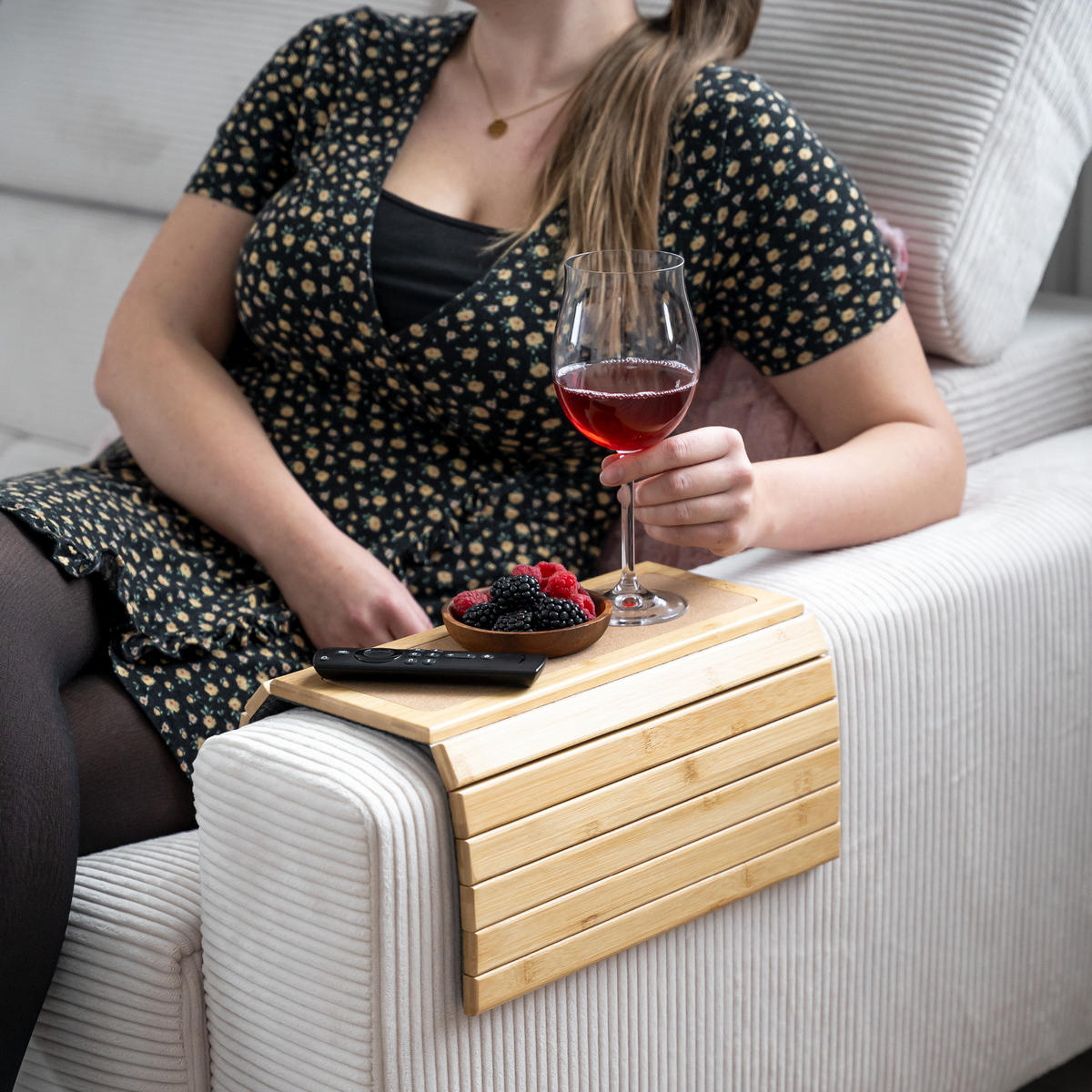 ARMLEHNEN-SOFATABLETT mit rutschfester Korkablage, Bambus - Braun, Naturmaterialien (47/1/34cm) - eluno