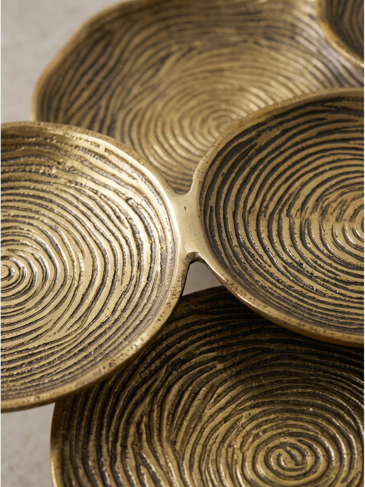 DEKOSCHALE CARMONA, Aluminium, handgefertigt, Gold, Ø 44 x 4 cm - Goldfarben, Metall (44/4cm) - KADIMA DESIGN