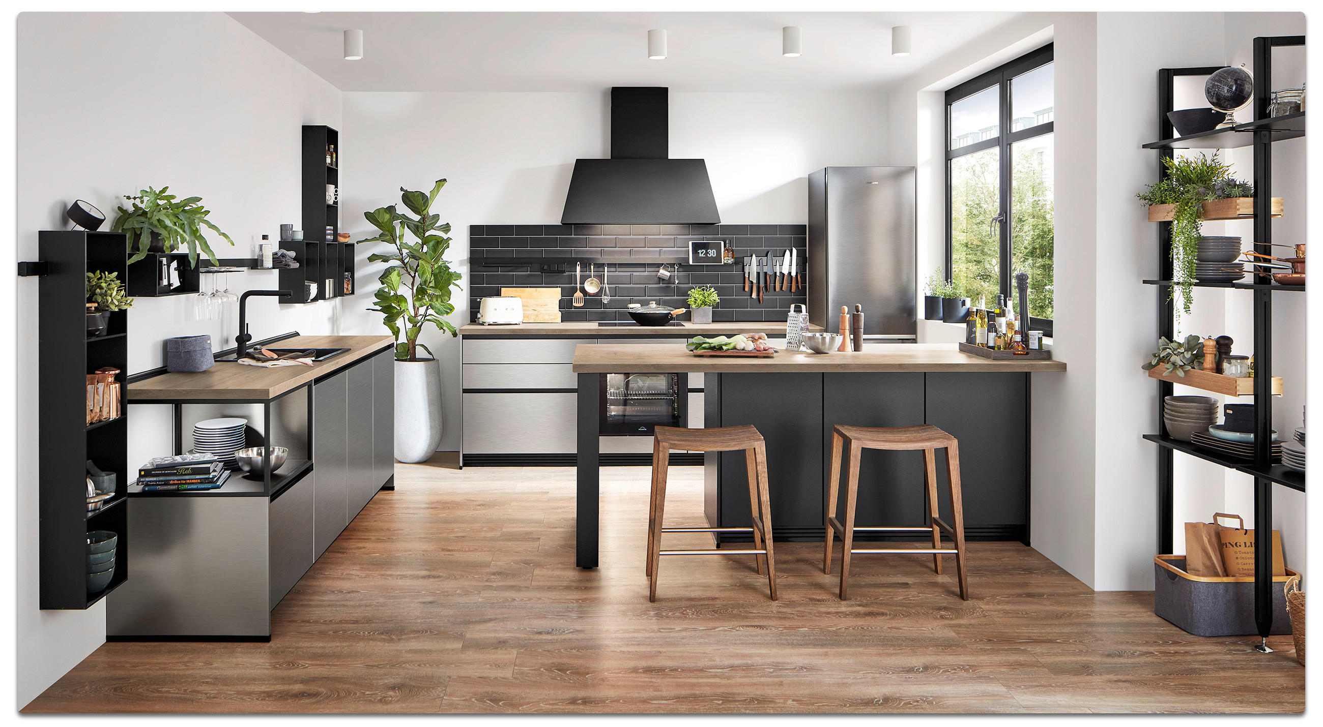 Industrial Style Küche mit Fliesen als Rückwand und glänzenden, silbernen Schränken,