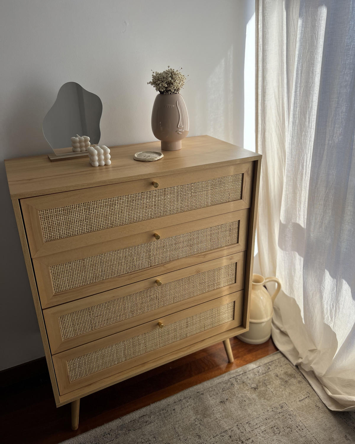KOMODA 4 zásuvky Ratan Světlá Dřevo Perote - zlatá/světle hnědá, přírodní materiály (80/97/38cm) - Beliani