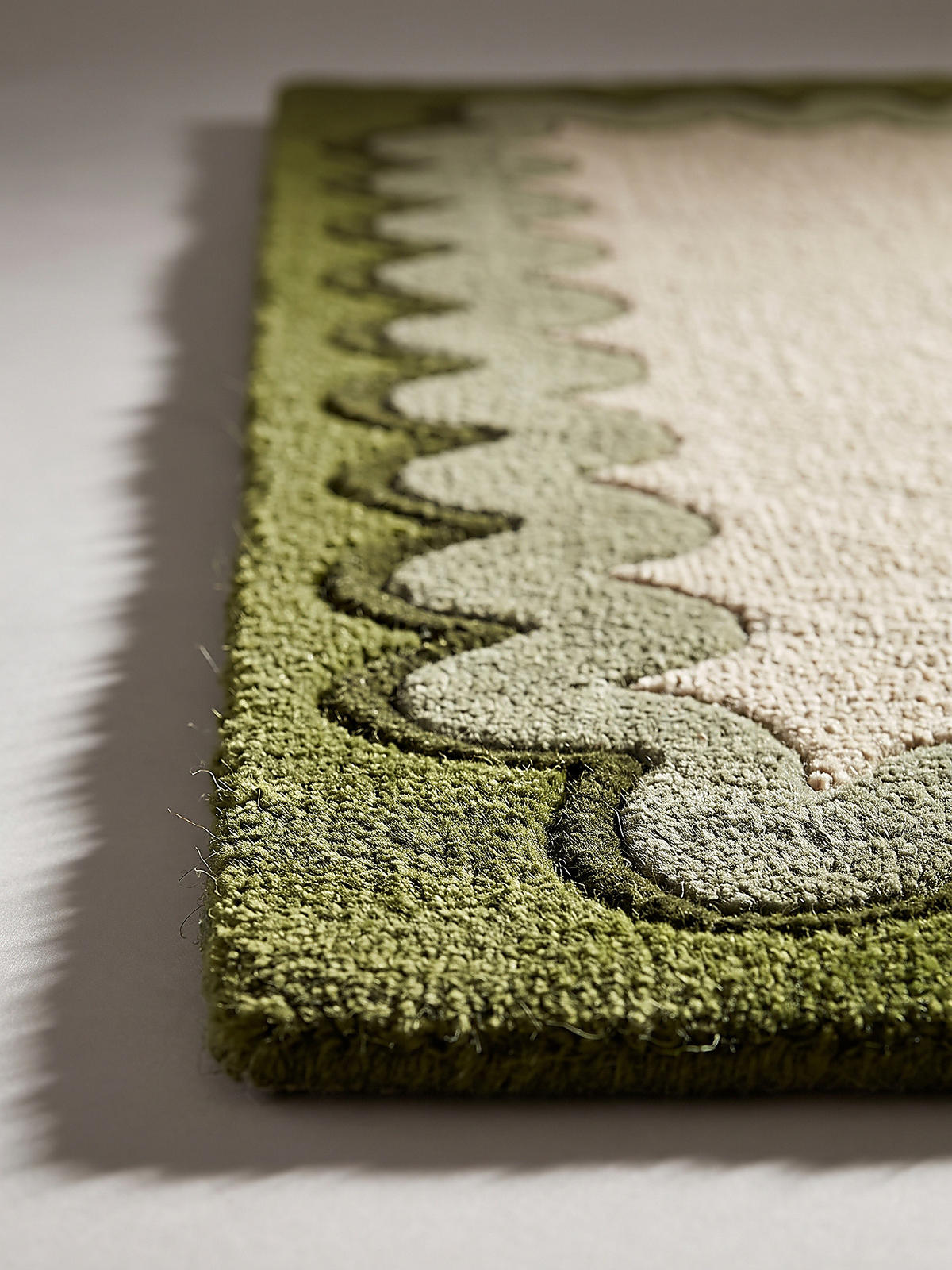 TEPPICH aus Wolle, handgetuftet, WAVENEY, in Olivgrün, Zickzack-Wellenbordüre, 140 x 200 cm - Grün, Textil (140/200cm) - KADIMA DESIGN