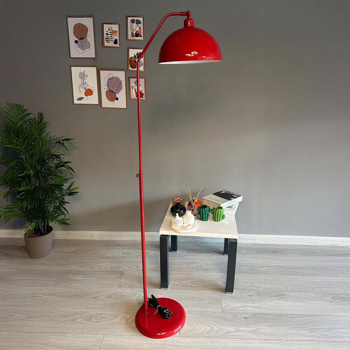 STEHLAMPE Helvik aus Metall mit E27, verstellbarer Lampenschirm - Rot, Metall (37/37/170cm) - Bamyum