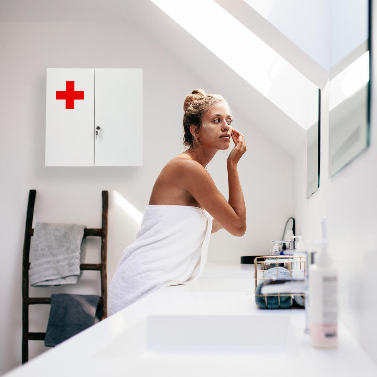 SKŘÍŇKA na léky - bílá, kov (53/53.5/19cm) - Relaxdays