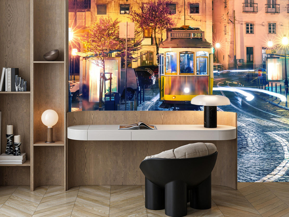 FOTOTAPETE für Wohnzimmer Lissabon Straßenbahn Nacht Altstadt 200x140 - Gelb/Beige, Papier (200/140cm) - Muralo