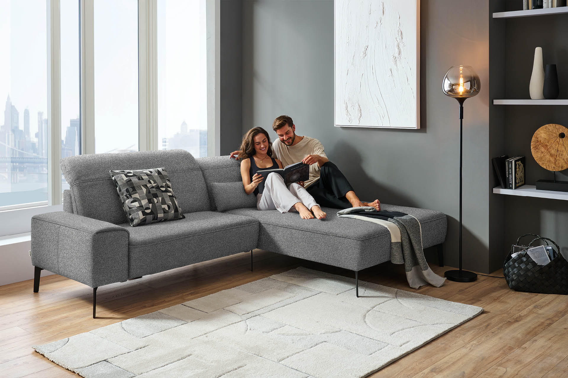 Modernes Sofa mit pflegeleichtem Stoff für Tierbesitzer