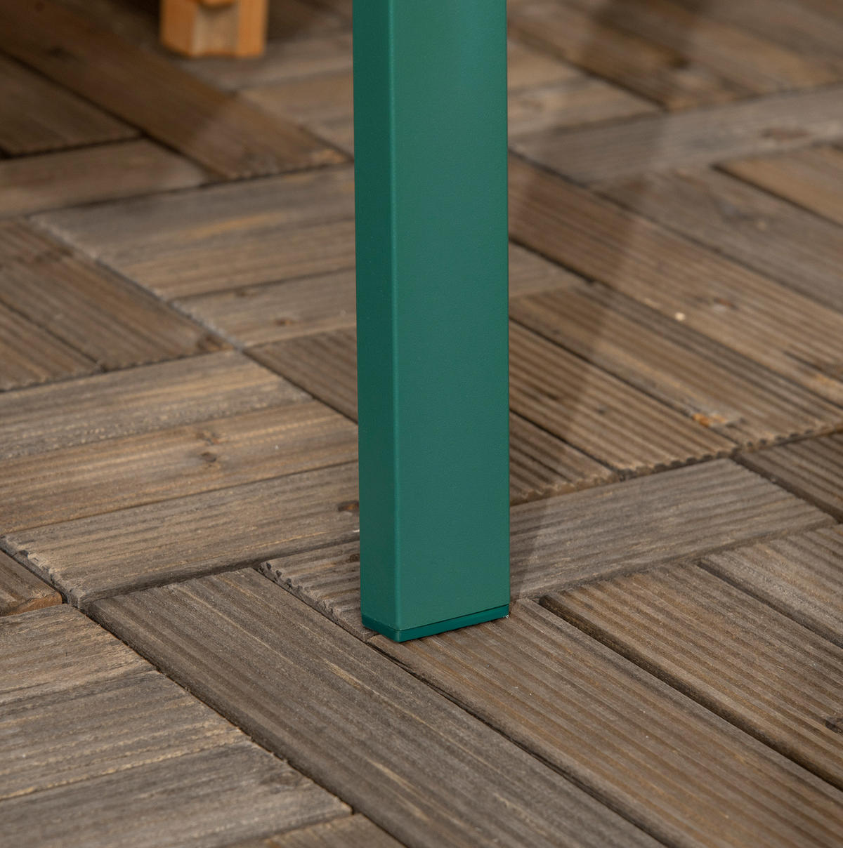 ZAHRADNÍ lavice ze oceli 127x63x83 cm tmavě zelená s opěrkou, područkami a geometrickým květinovým vzorem - tmavě zelená, kov (127/83/63cm) - Modfu
