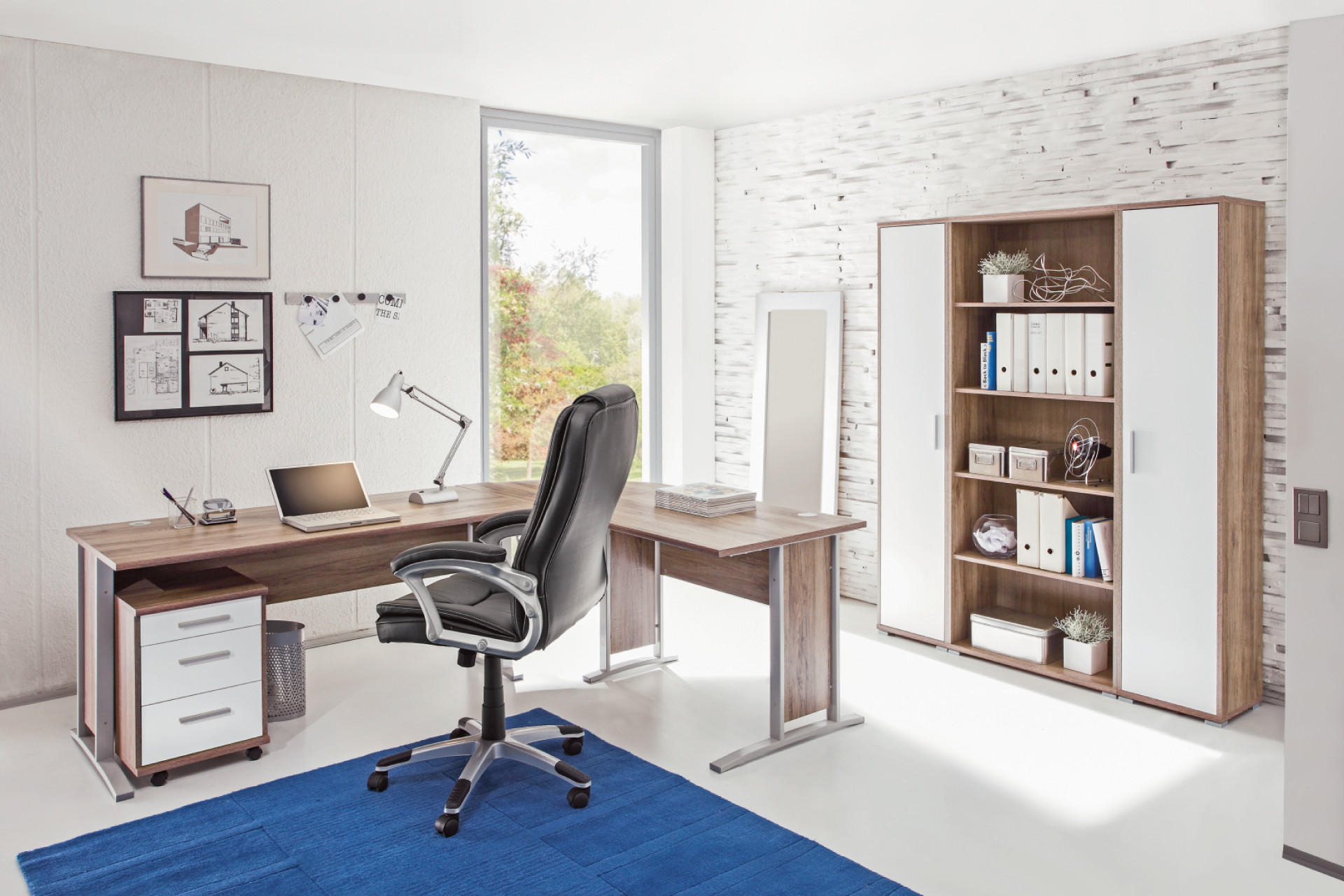 BÃ¼robeleuchtung am Schreibtisch