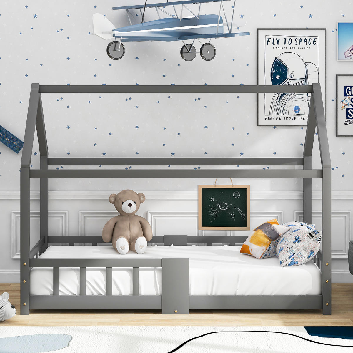 HAUSBETT 90/200 cm Grau aus Kiefer Massivholz mit Tafel und Rausfallschutz - Grau, Holzwerkstoff (90/200cm) - OKWISH