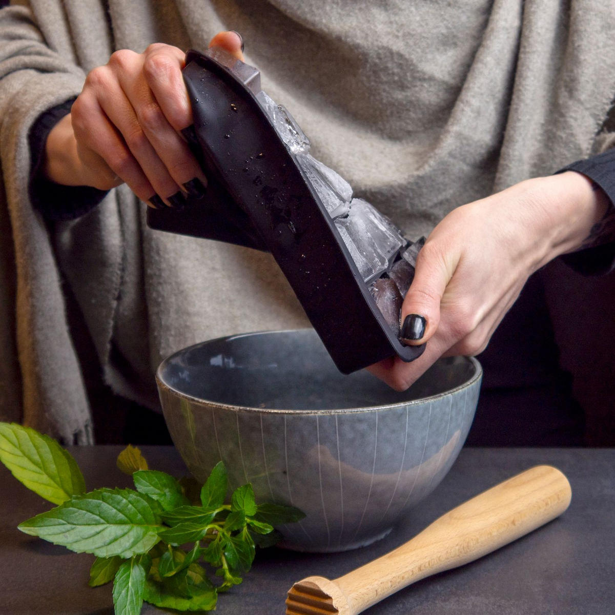 EISWÜRFELFORM - Schwarz, Kunststoff (11/3.5/18cm) - Intirilife