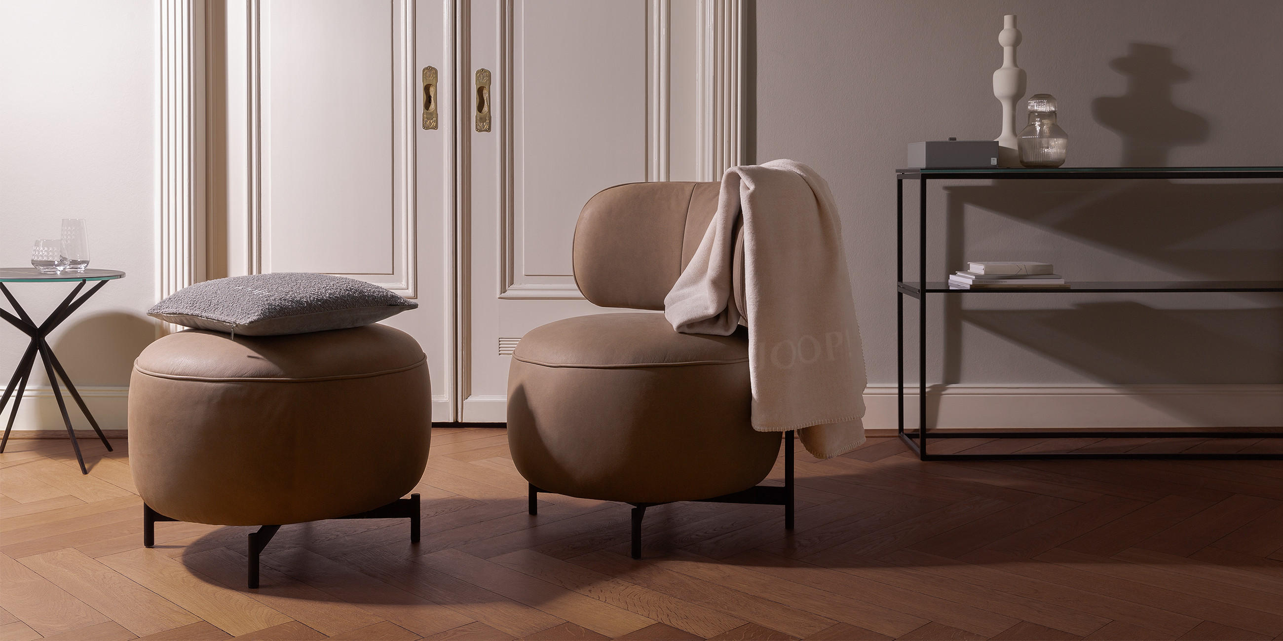 Moderner Hocker mit Character von JOOP! Living! in einem stilvollen Wohnbereich mit Sideboard und Beistelltisch.