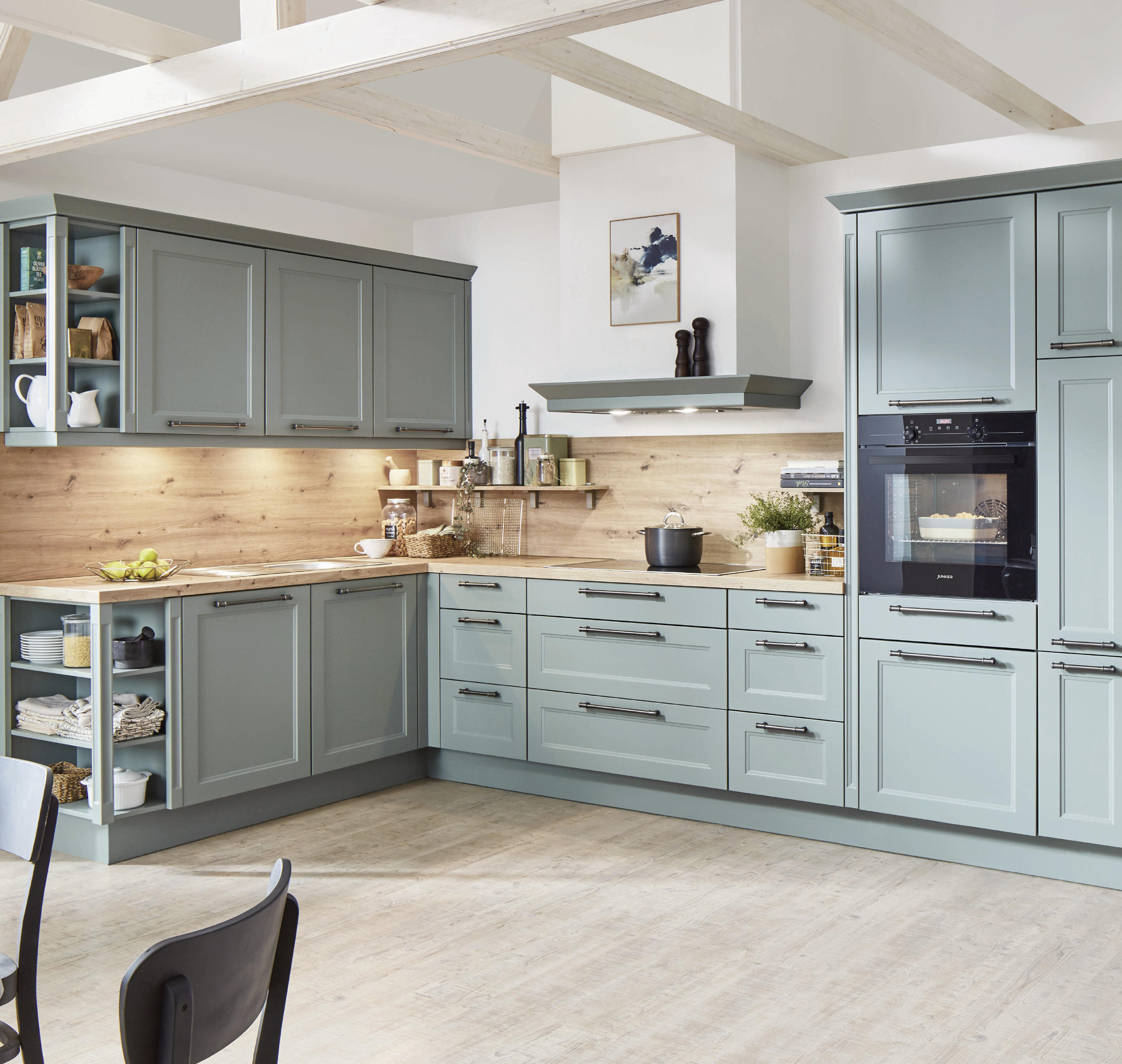 Klassische Landhausküche in Pastellfarbe und mit hellen Holzakzenten.