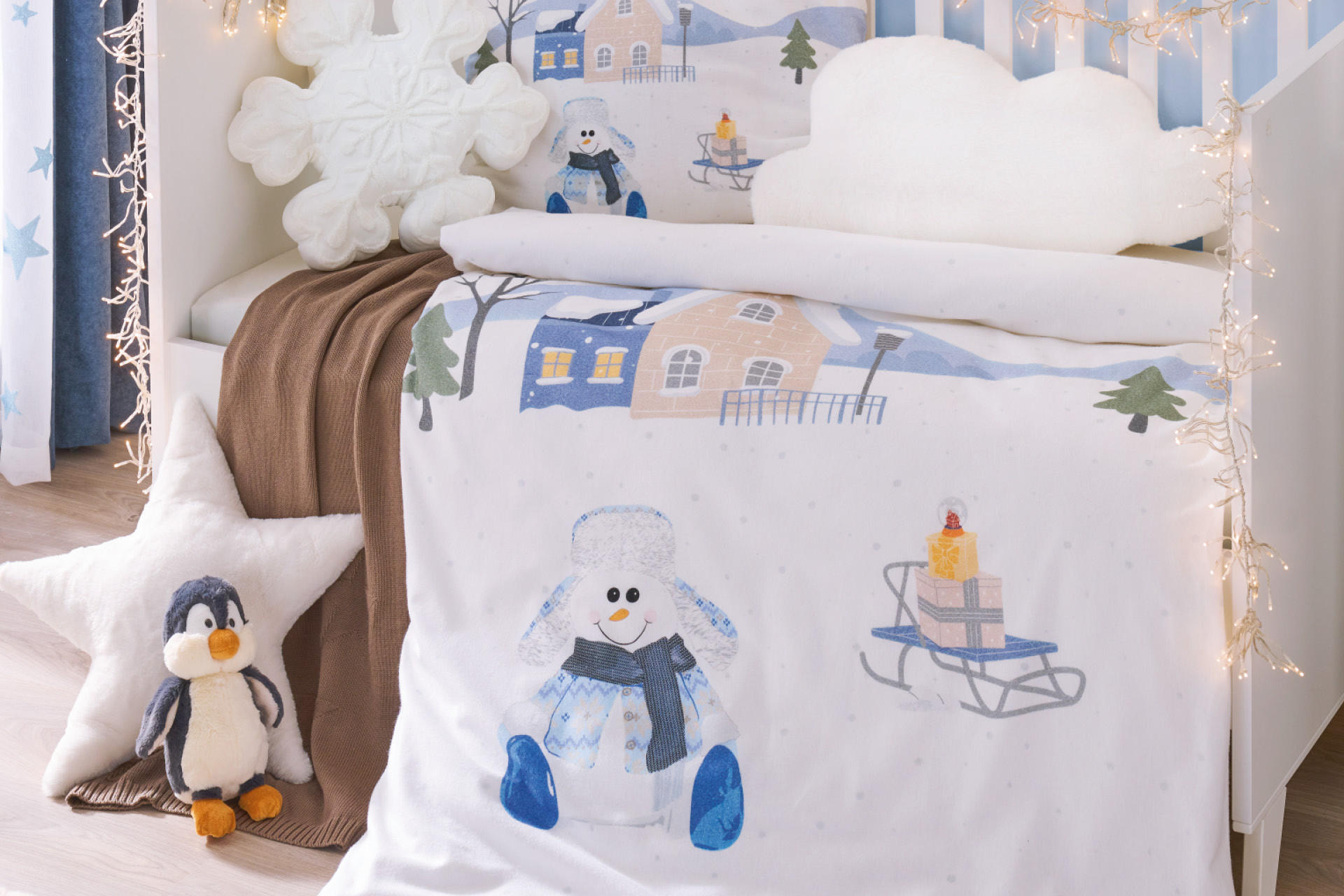 Babyzimmer Möbel in weiß und Vorhänge in blau; Heimtextilien, Dekoration & Spielzeug in weiß, blau & beige