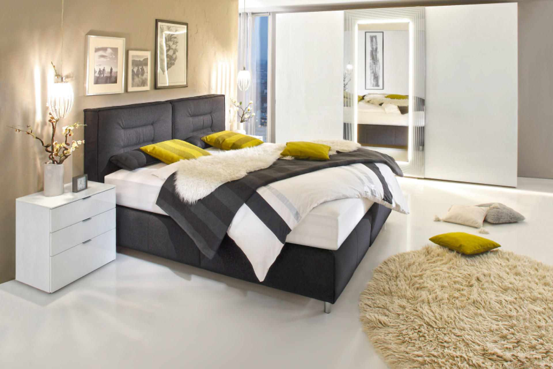Braunes Boxspringbett mit weiÃem Fell
