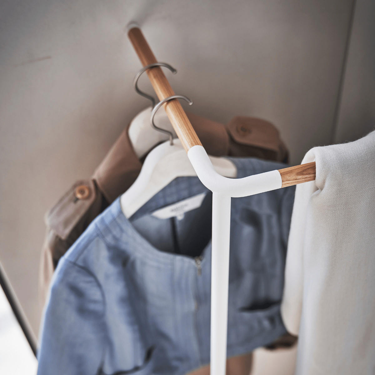 GARDEROBENSTÄNDER Tower weiß 160 cm zum Anlehnen in die Ecke - Weiß, Holz/Metall (54/160/48cm) - Yamazaki