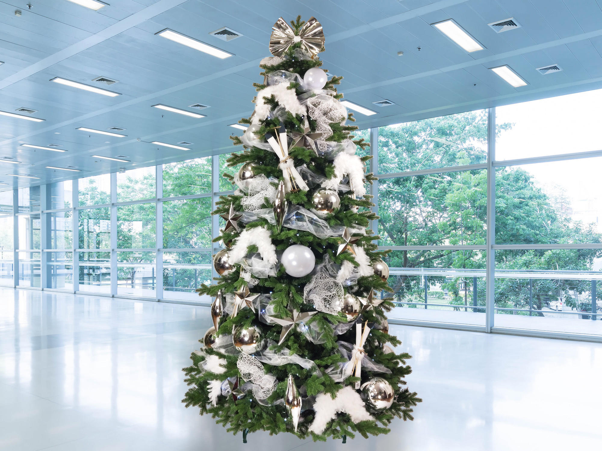 WEIHNACHTSBAUM geschmückt künstlich mit 118 Stk Kugeln SCHNEEGESCHENK 300 cm mit Metallständer - Silberfarben/Weiß, Kunststoff (300cm) - LAALU