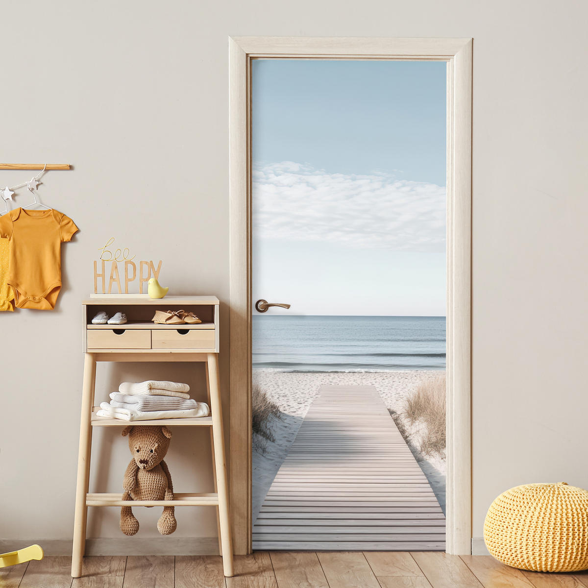NALEPKA ZA VRATA Leseni pomol na plaži 95x215 cm - svetlo siva, umetna masa (95/0.1cm) - MuchoWow