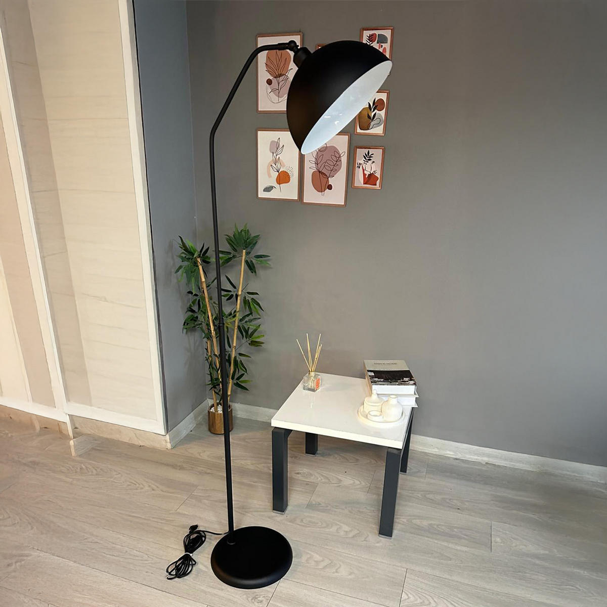 STEHLAMPE Helvik aus Metall mit E27, verstellbarer Lampenschirm - Schwarz, Metall (37/37/170cm) - Bamyum