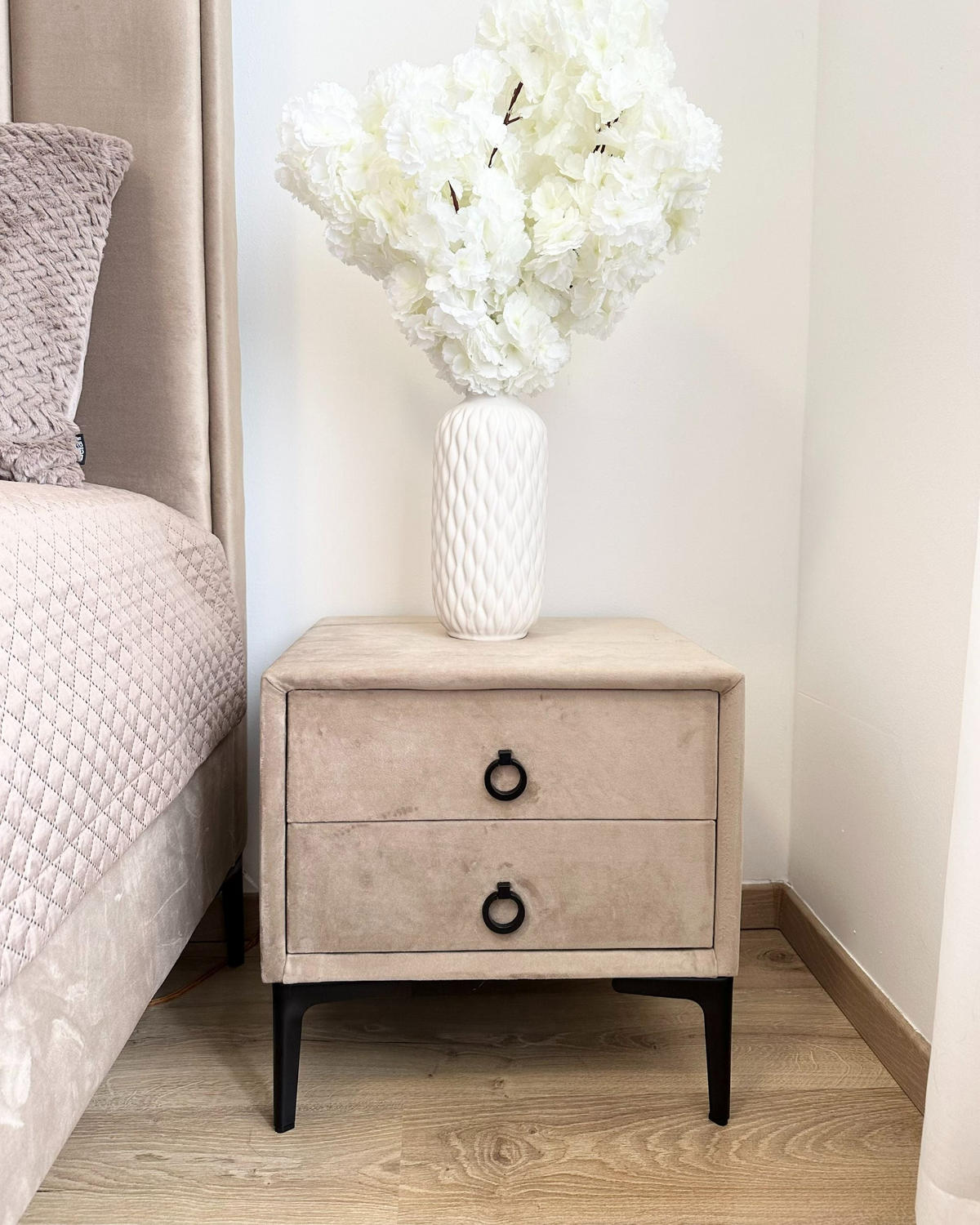 NOČNÍ STOLEK Sametová látka taupe 2 zásuvky Sezanne - šedá/černá, textil (44/45/38cm) - Beliani