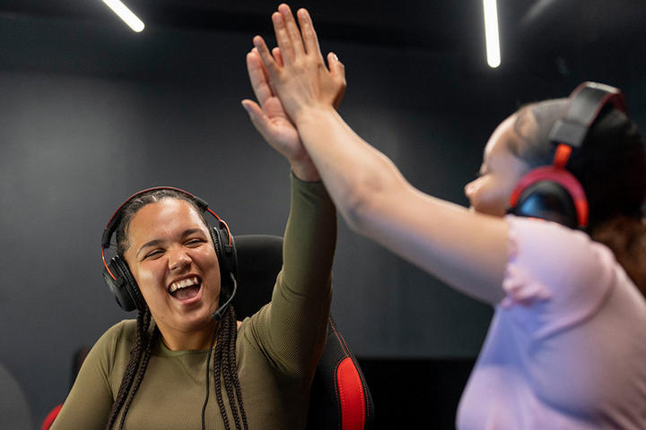 Zwei Mädchen im Gaming Zimmer