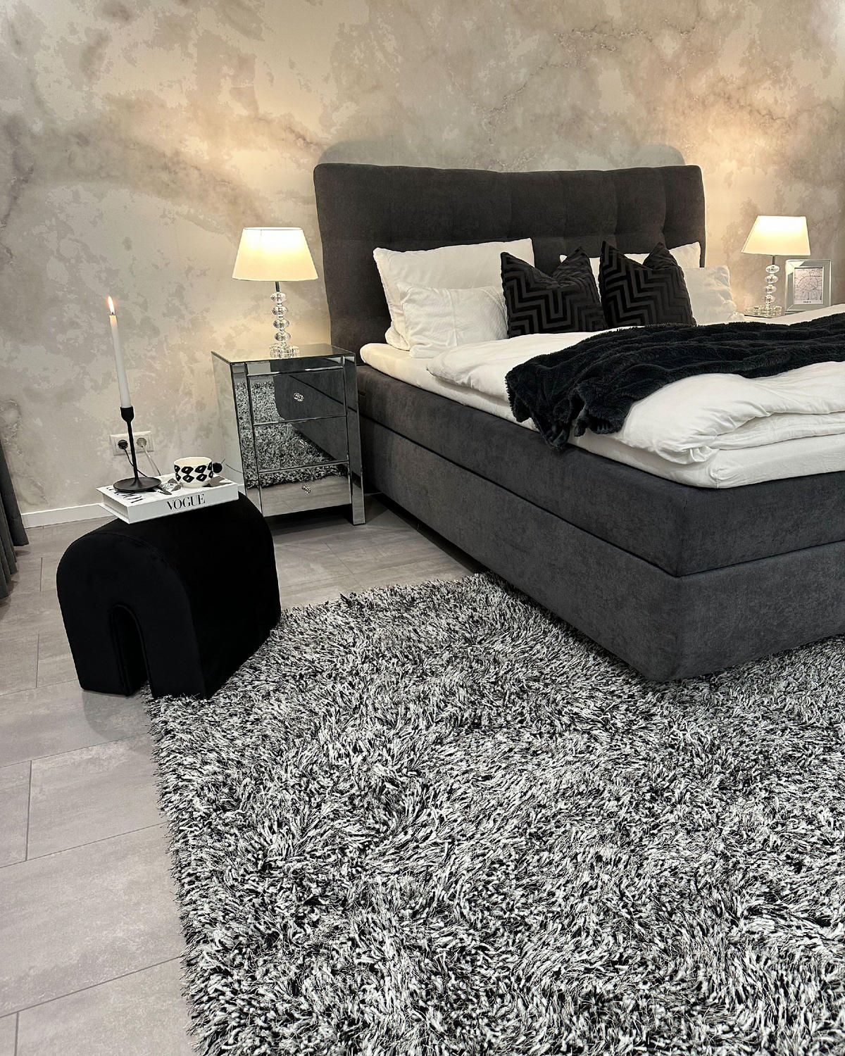 CHLUPATÝ KOBEREC SHAGGY Cide 230/160 cm - černá, plast (160/230cm) - Beliani