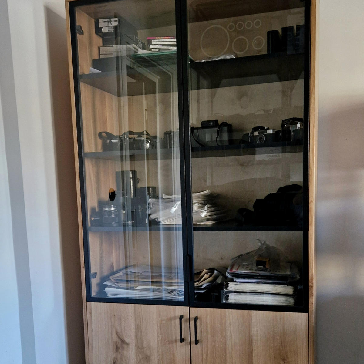 VITRINE Industrielle ins Wohnzimmer JORGEN - Eichefarben, Holz (100/200/45cm) - Rawood Furniture