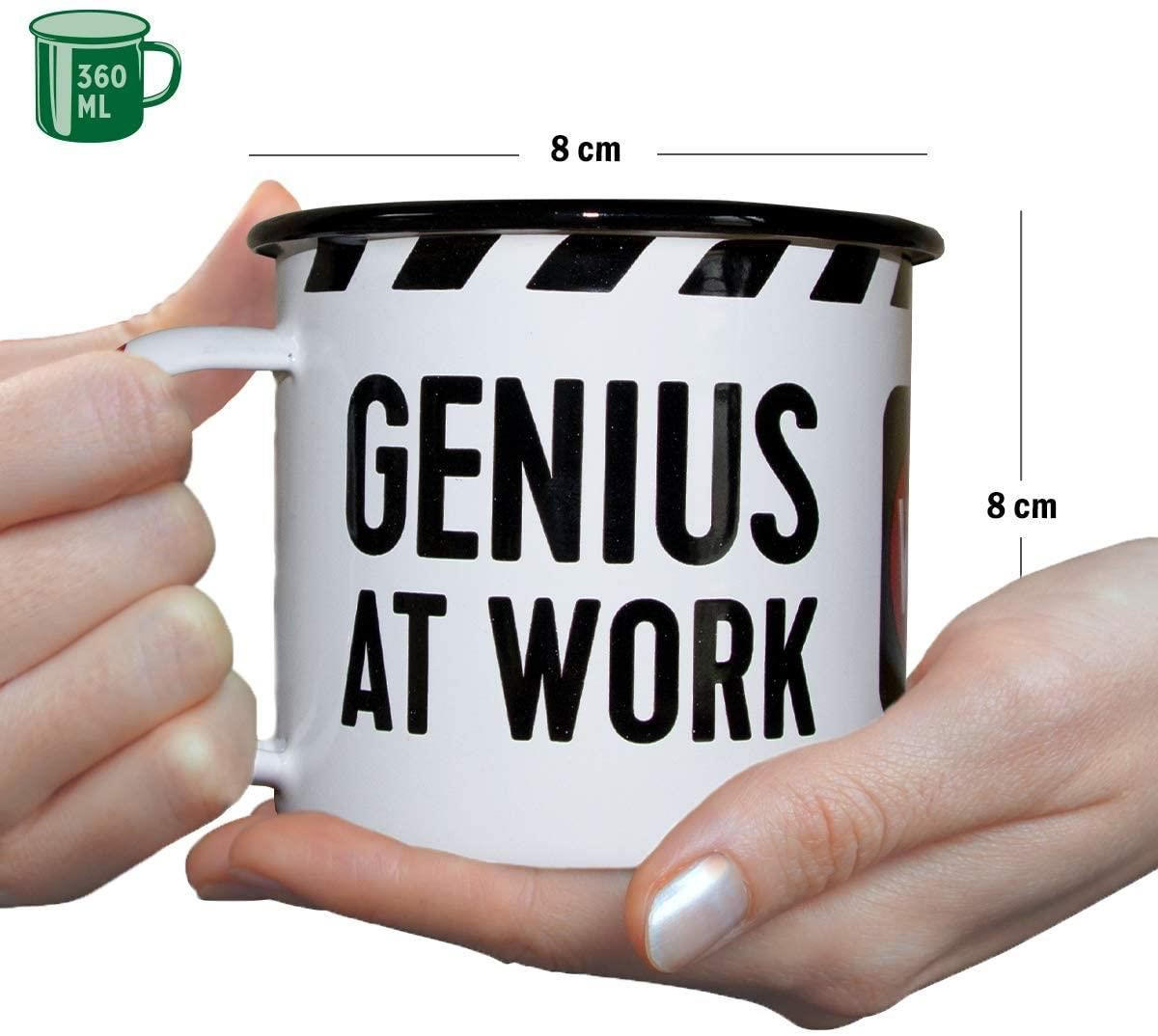 EMAILLE-BECHER 360 ml Achtung Genius At Work - Rot/Schwarz, Metall (0.36L) - Nostalgic-Art