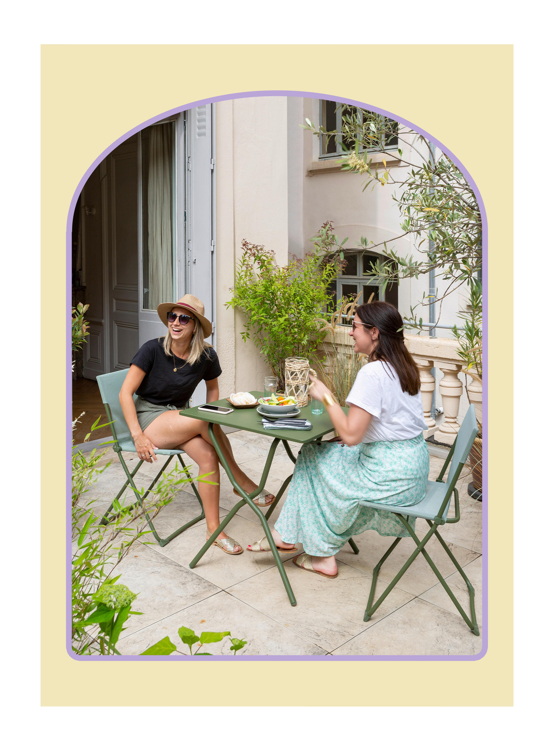 Zwei Frauen im Garten