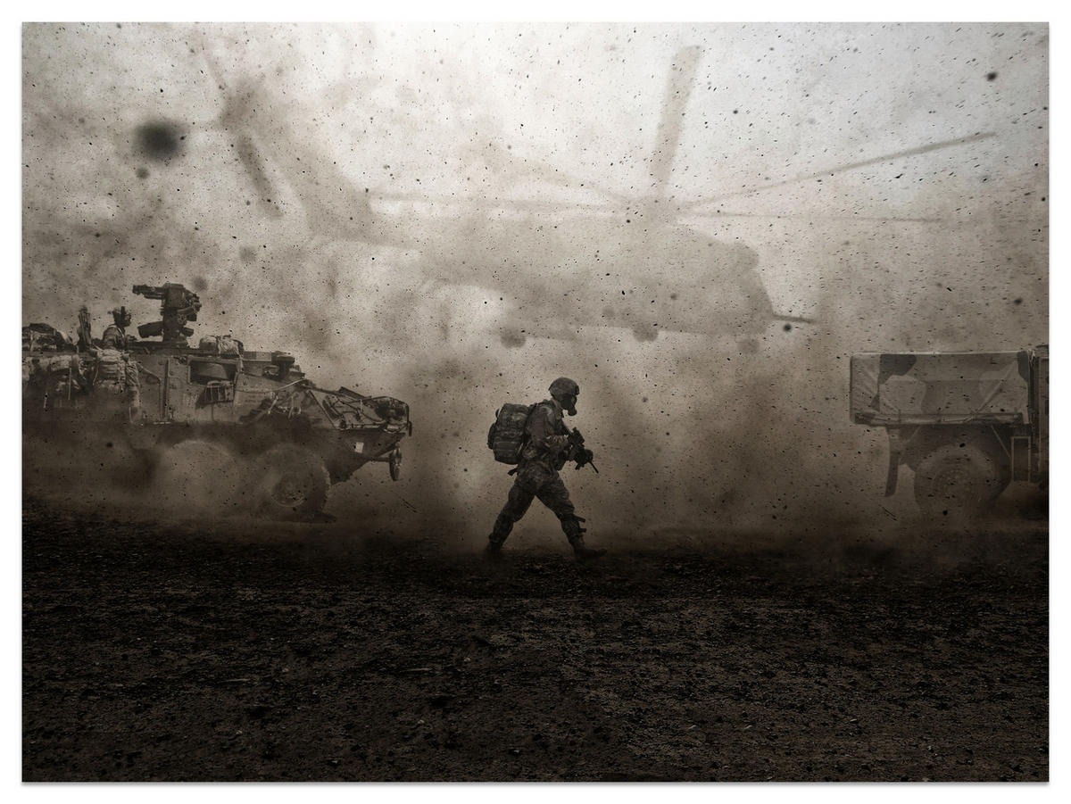 FOTOTAPETE für Jugendzimmer Wüste Militär Hubschrauber Panzer 200x140 - Beige/Schwarz, Papier (200/140cm) - Muralo