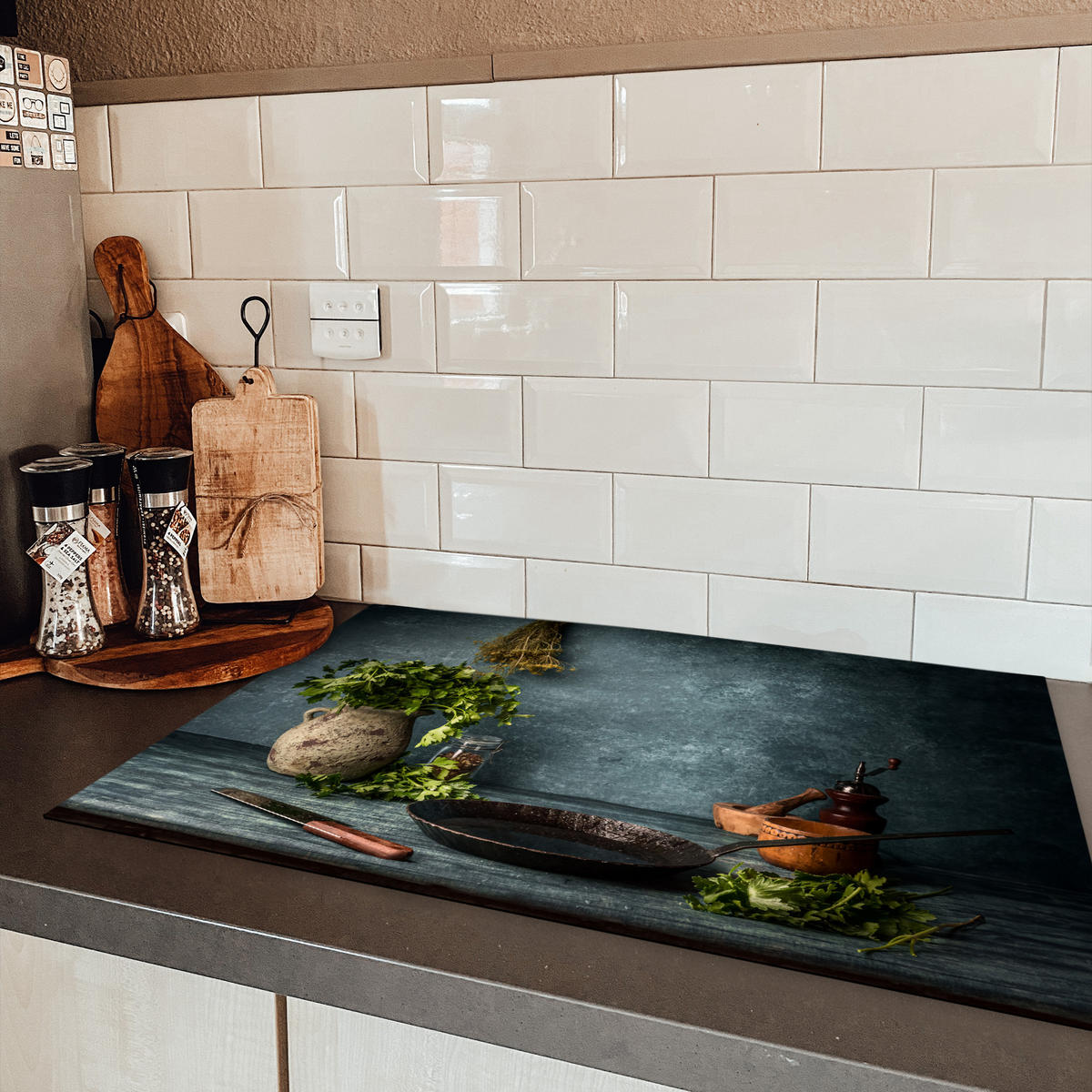 HERDABDECKPLATTE Kräuter - Gewürze - Pfanne - Messer - Grau - Rustikal 80x52 cm - Petrol, Kunststoff (80/52/0.2cm) - MuchoWow