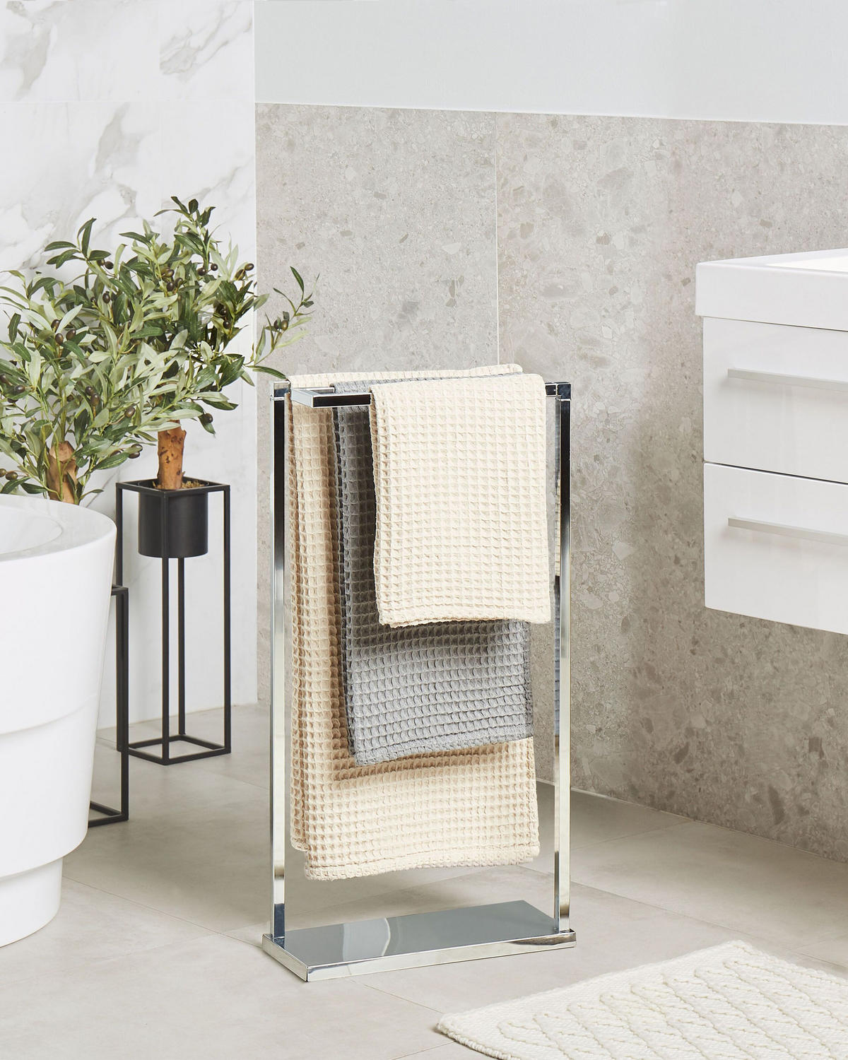 HANDTUCHSTÄNDER Stahl silber 42 x 83 cm Garcitas - Silberfarben, Metall (42/83/19cm) - Beliani