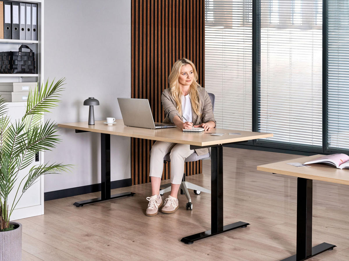 SCHREIBTISCH elektrisch höhenverstellbar 180/72 cm Schwarz/Hellbraun Destines - Hellbraun/Schwarz, Holzwerkstoff/Metall (72/180/63cm) - Beliani