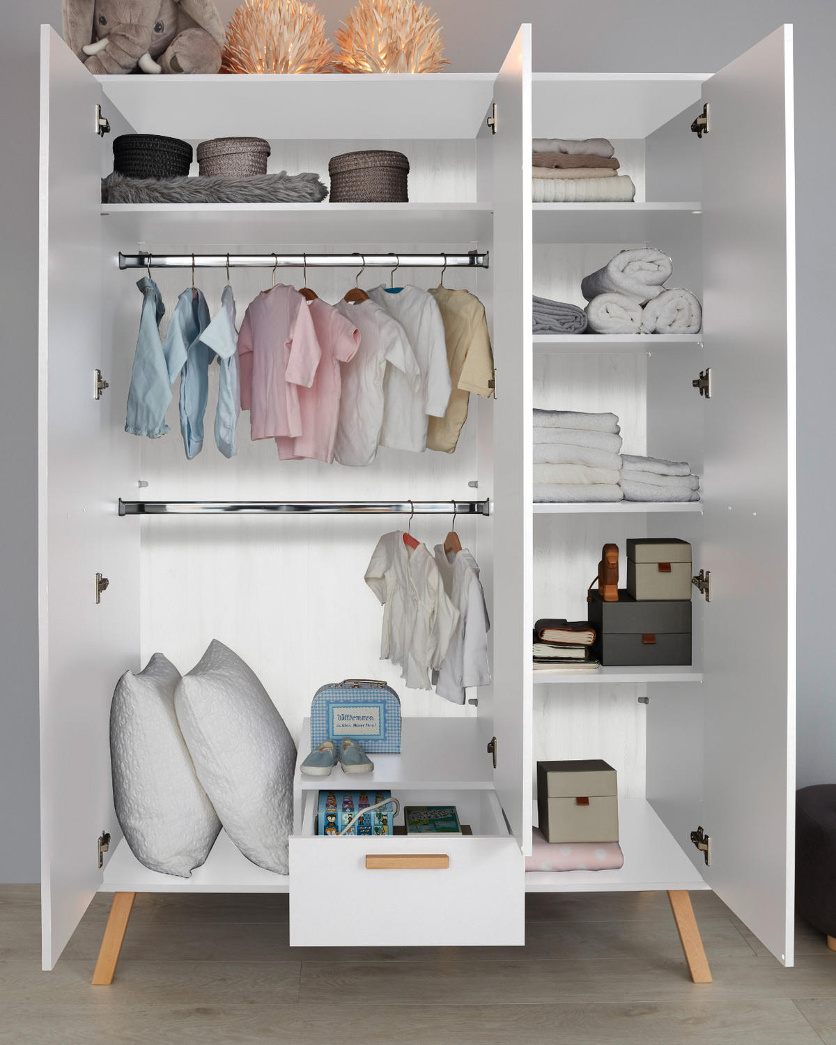 KLEIDERSCHRANK weiß matt mit Buche massiv, 3-türig 130 x 190 cm für Baby- und Kinderzimmer - Eichefarben/Buchefarben, Holz/Holzwerkstoff (60/190/130cm) - Top.Furn