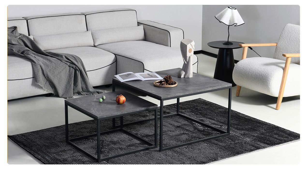 Grauer Tisch und hellgraue Couch, weißer Sessel