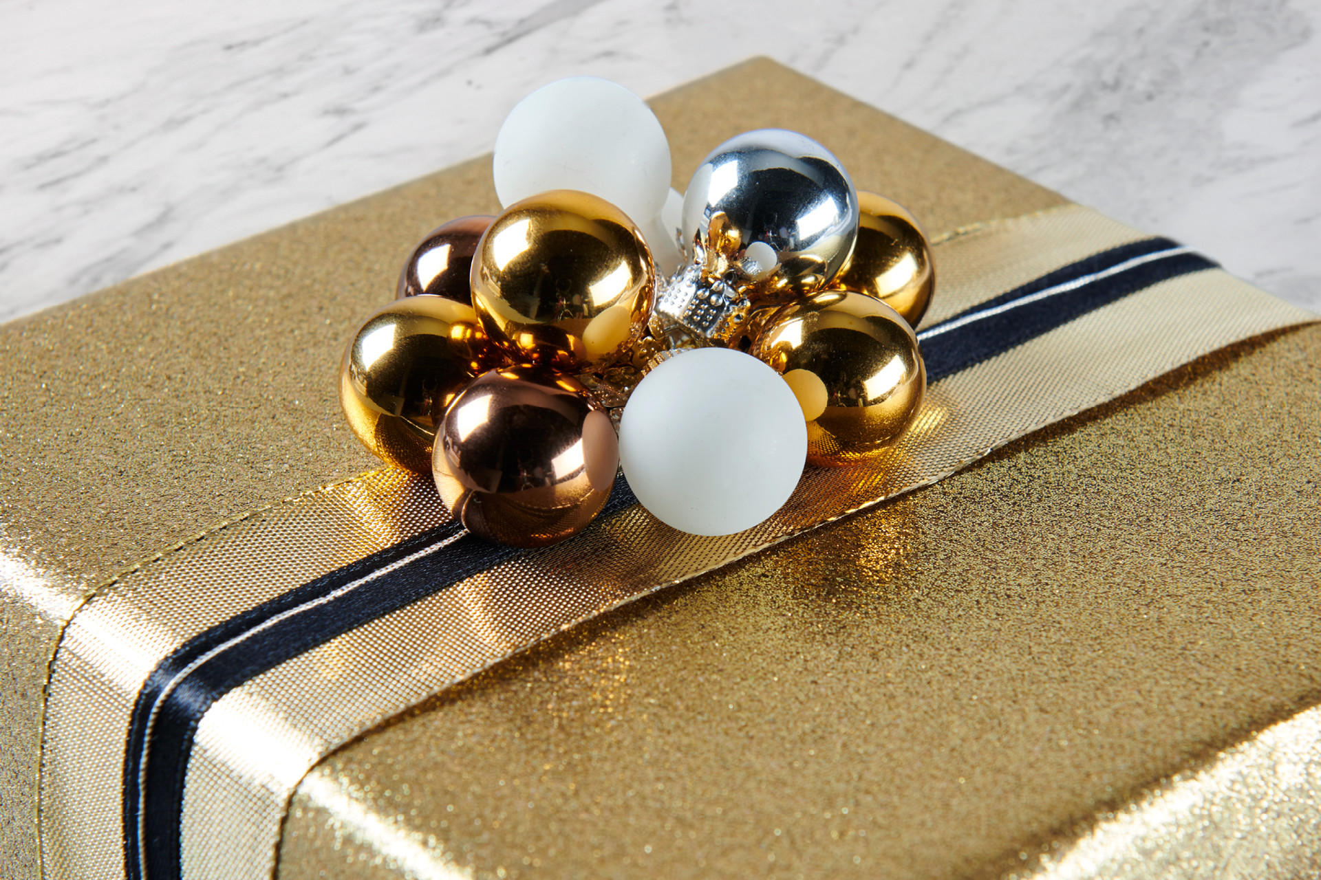 Geschenk mit Weihnachtskugeln