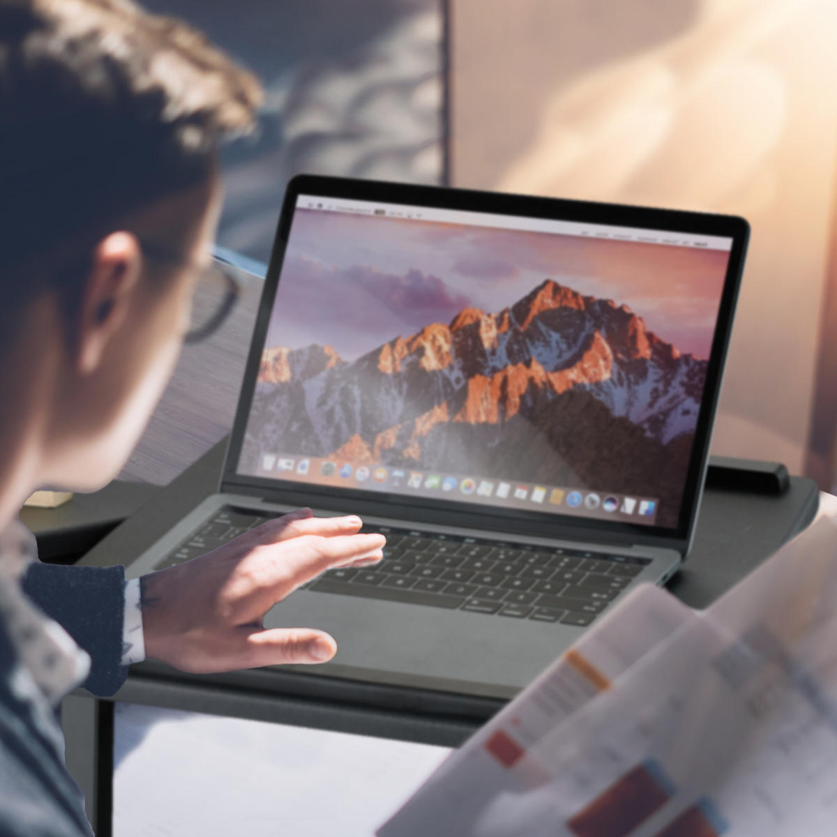 LAPTOPTISCH - Schwarz, Holzwerkstoff/Kunststoff (40/61/85cm) - Relaxdays