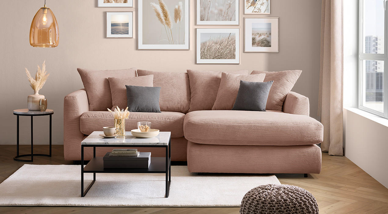 Gemütliches Wohnzimmer, Sofa, Kissen, Decken, Lampe, Couchtisch